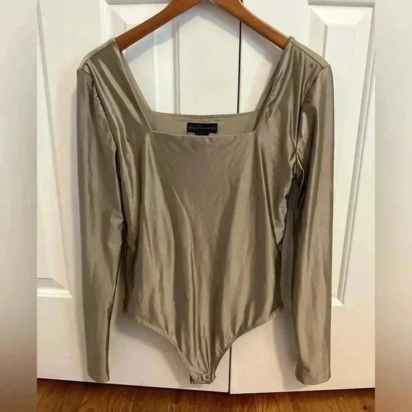 House of Harlow 1960 Bodysuit Square Neck Long Sleeve Gold - Picture 1 of 9